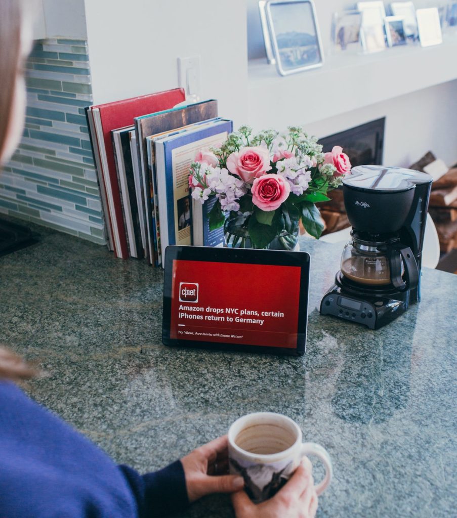 Echo Show playing a CNET flash briefing